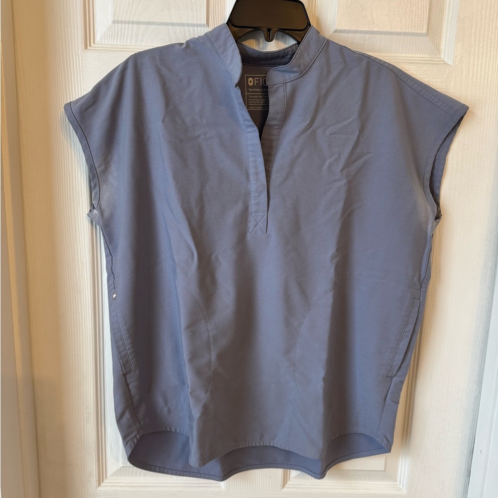 Women’s FIGS Rafaela scrub top, size S, vapor blue space dye